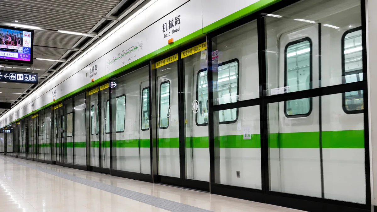 Estações modernas de metrô e infraestrutura ferroviária